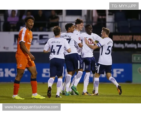 哈德斯菲尔德俱乐部最新动态全面解析球员转会与赛季前景展望